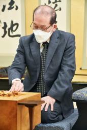 　竜王戦ランキング戦５組の昇級者決定戦で対局に臨む桐山清澄九段＝２２日、大阪市の関西将棋会館（日本将棋連盟提供）