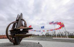 　ブリュッセルのＮＡＴＯ本部前に掲げられた加盟国の国旗＝２２日（ＡＰ＝共同）