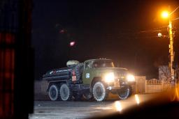 　２２日、親ロ派が支配するウクライナ東部ドネツクの郊外を走る軍用トラック（ＡＰ＝共同）