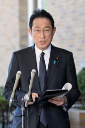　ロシアへの制裁措置を発表する岸田首相＝２３日午前、首相公邸（代表撮影）