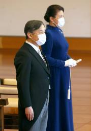 　６２歳の誕生日を迎え、お言葉を述べられる天皇陛下と同席された皇后さま＝２３日午前、宮殿・松の間（代表撮影）