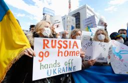 　ロシア大使館近くで抗議活動をする、日本に住むウクライナ人の女性ら＝２３日午後、東京都港区