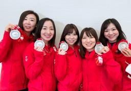 　北京冬季五輪で獲得した銀メダルを手にするカーリング女子のロコ・ソラーレ。左から石崎琴美、藤沢五月、吉田夕梨花、鈴木夕湖、吉田知那美＝２３日（日本カーリング協会提供）