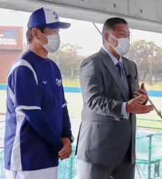 　交通事故の現場で人命救助に一役買ったことを明らかにする、元プロ野球選手の清原和博氏。左は中日の片岡２軍監督＝２３日、沖縄県読谷村