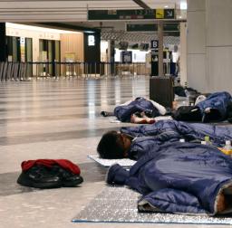 　新千歳空港で一夜を明かす人たち＝２４日午前４時ごろ