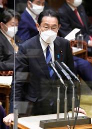 　参院予算委で答弁する岸田首相＝２４日午前