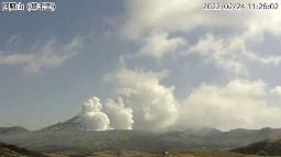 　熊本県の阿蘇山＝２４日午前１１時２６分（気象庁のライブカメラから）