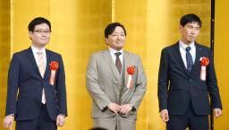 　第１６６回芥川賞、直木賞の贈呈式に出席した（左から）米澤穂信さん、今村翔吾さん、砂川文次さん＝２４日、東京都内のホテル