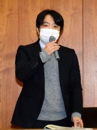 　記者会見でシステムの説明をする筑波大医学医療系の大庭良介准教授＝２４日午後、茨城県つくば市
