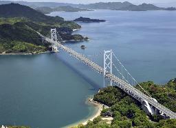 　瀬戸内しまなみ海道の因島大橋＝広島県尾道市