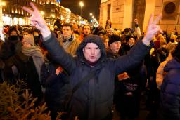 　ウクライナでのロシアの軍事行動に反対するデモ参加者ら＝２４日、ロシア・サンクトペテルブルク（ＡＰ＝共同）