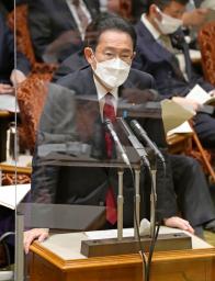　参院予算委で答弁する岸田首相＝２５日午前