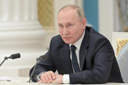 　モスクワで経済界の関係者と会談するプーチン大統領＝２４日（タス＝共同）