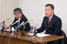 　記者会見する大分県臼杵市の若林純一市議（右）＝２５日午後、大分市