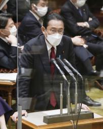 　参院予算委で答弁する岸田首相＝２５日午後