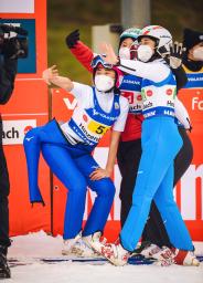 　Ｗ杯ジャンプ女子団体第１戦の飛躍を終え、カメラに向かってポーズをとる日本＝ヒンツェンバッハ（共同）