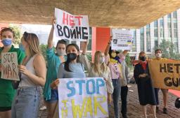 　２５日、ブラジル・サンパウロでロシアへの抗議デモを行うロシア人とウクライナ人ら（共同）