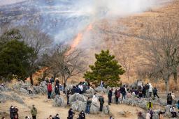 　山口県美祢市の秋吉台国定公園で行われた山焼き＝２６日午前