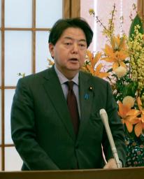 　ブリンケン米国務長官との電話会談について、記者団の取材に応じる林外相＝２６日午前、外務省