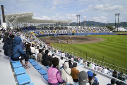 　プロ野球のオープン戦が開幕、日本ハム―ＤｅＮＡ戦を観戦するファンの人たち＝２６日、沖縄・名護