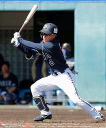 　２回、中前に適時打を放つオリックス・渡部＝宮崎アイビー