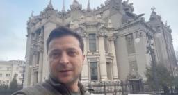 　２６日、ウクライナ・キエフで、動画でメッセージを語るゼレンスキー大統領（ＩＮＳＴＡＧＲＡＭ／＠ＺＥＬＥＮＳＫＩＹ＿ＯＦＦＩＣＩＡＬ提供・ロイター＝共同）