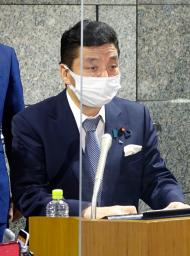 　北朝鮮の弾道ミサイル発射を受け、記者団の取材に応じる岸防衛相＝２７日午前、防衛省