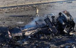 　焼けた軍用車両の残骸＝２６日、ウクライナ・キエフ（ＡＰ＝共同）