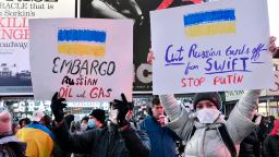 　ニューヨークのタイムズスクエアで抗議する在米ウクライナ人ら＝２６日（共同）