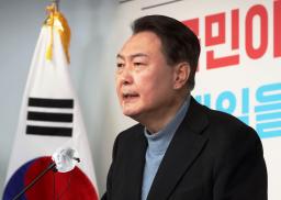 　２７日、ソウルで記者会見する保守系最大野党「国民の力」の尹錫悦候補（聯合＝共同）
