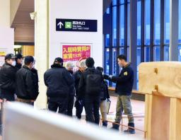 　男性が刺された現場周辺を調べる捜査員＝２７日午後５時２８分、北海道旭川市のＪＲ旭川駅