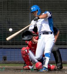 　４回、日本ハム・今川が左越えに２ランを放つ。捕手持丸＝タピック名護