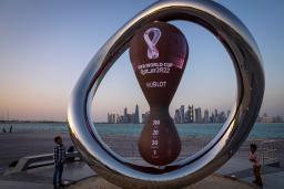 　ドーハに設置されたサッカーＷ杯カタール大会のカウントダウン時計＝２１年１１月（ＡＰ＝共同）