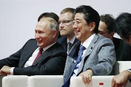 　２０１８年９月、ロシアで柔道大会を観戦するプーチン大統領（左）と安倍首相（当時）＝ウラジオストク（共同）