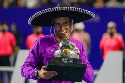 　メキシコ・オープンで優勝し、ソンブレロをかぶって喜ぶラファエル・ナダル＝２６日、アカプルコ（ＡＰ＝共同）