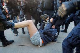 　ロシア西部サンクトペテルブルクで警官隊に取り押さえられる反戦デモの参加者＝２７日（ロイター＝共同）