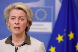 　ウクライナ情勢で声明を発表する欧州連合（ＥＵ）のフォンデアライエン欧州委員長＝２７日、ブリュッセル（ＡＰ＝共同）