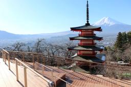 　拡張された「新倉山浅間公園」の展望デッキから望む富士山と五重塔（山梨県富士吉田市提供）