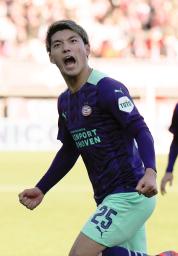 　スパルタ戦の後半、決勝ゴールを決め、ガッツポーズするＰＳＶアイントホーフェンの堂安＝ロッテルダム（共同）