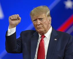 　２６日、米フロリダ州オーランドで開かれたイベント「保守政治行動会議（ＣＰＡＣ）」で演説後、拳を上げるトランプ前大統領（ＵＰＩ＝共同）
