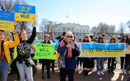 　米ホワイトハウス前で、ロシアのウクライナ侵攻に抗議する人々＝２７日、ワシントン（共同）