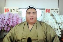 　オンラインで記者会見する新大関の御嶽海＝２８日