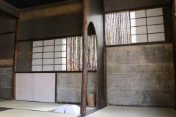 　国宝の茶室「如庵」の内部。打ち付けた細い竹の隙間から優しい光を取り入れる「有楽窓」と古い暦を壁の下に張り付けた「暦張り」が特徴だ＝２８日午前、愛知県犬山市