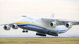 　世界最大の貨物機アントノフ２２５＝２０２０年５月、中部空港（中部国際空港提供）