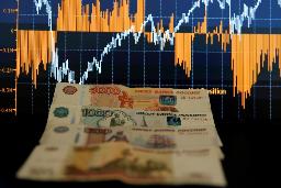 　ロシア通貨ルーブルの紙幣＝２０１８年９月、モスクワ（ゲッティ＝共同）