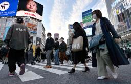 　東京・渋谷のスクランブル交差点を歩く大勢の人たち。国内の新型コロナ感染者数が累計で５００万人を超えた＝２８日午後