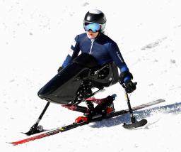 　公式練習で、トヨタ自動車などが開発に携わったチェアスキーに乗る村岡桃佳＝２月２７日、延慶（共同）