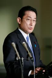 　ウクライナのゼレンスキー大統領との電話会談について取材に応じる岸田首相＝２８日夜、首相官邸