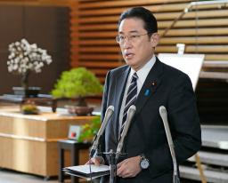 　記者団の取材に応じる岸田首相＝１日午前、首相官邸