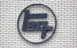　トヨタ自動車元町工場にあるロゴマーク＝１日午前、愛知県豊田市